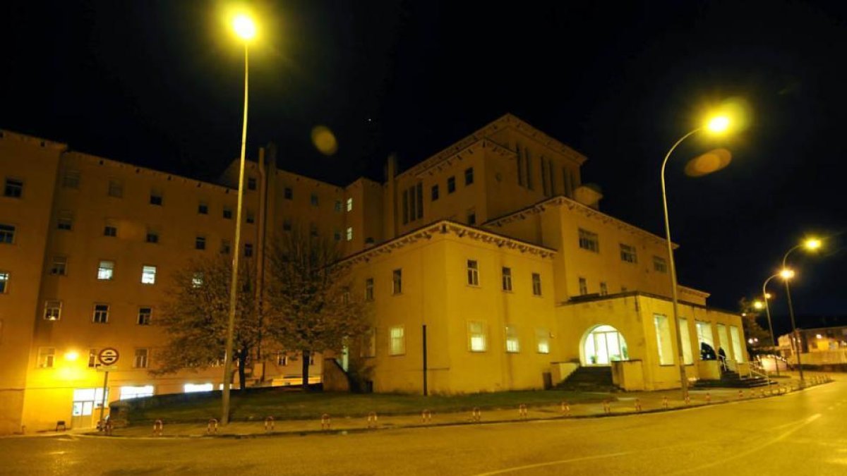 Imagen nocturna del Hospital Virgen del Mirón.-Álvaro Martínez