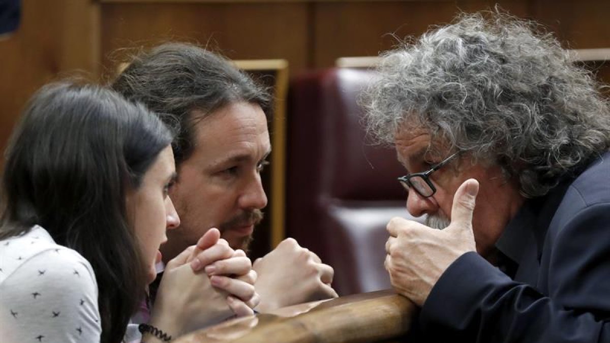 Pablo Iglesias e Irene Montero conversan con Tardá hoy en el Congreso-CHEMA MOYA