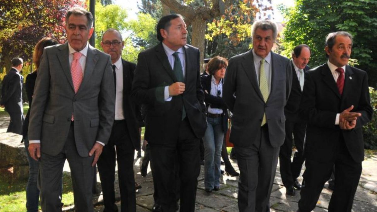 Posada junto a Sáez Aguado, esta mañana, en Soria.-DIEGO MAYOR