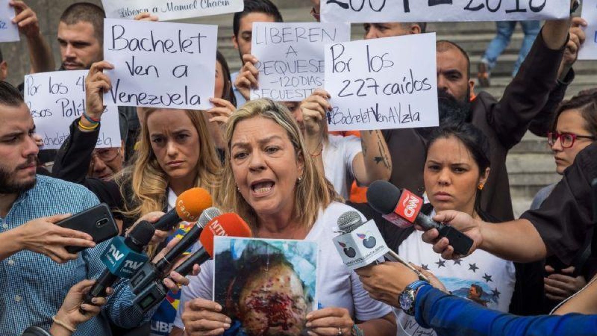Familiares de los presos políticos acudieron nuevamente a la sede de la ONU para exigir que den a conocer la fecha y la agenda de la visita de la Alta Comisionada de los DDHH, Michelle Bachelet.-EFE/ Miguel Gutiérrez