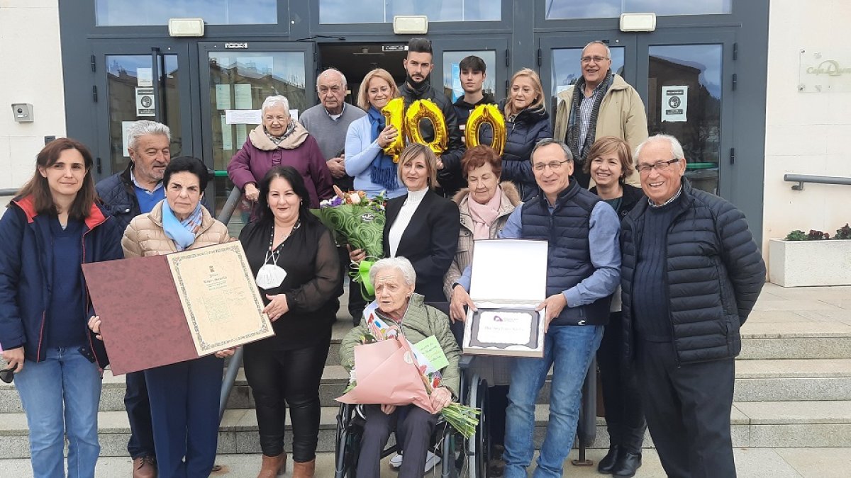 Julia López junto a sus familiares en la residencia de ancianos de Arcos. HDS