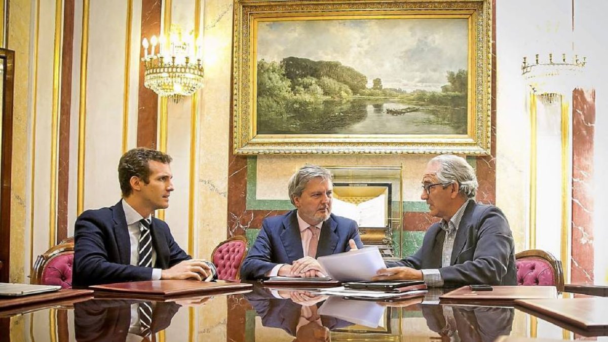 Los diputados de Ávila junto al ministro de Cultura.-E.M