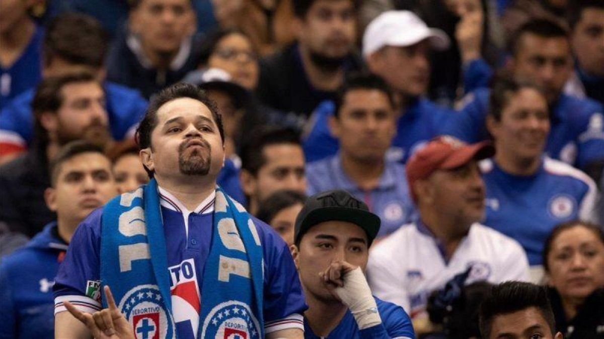 La desazón de los aficionados del Cruz Azul.-EL PERIÓDICO