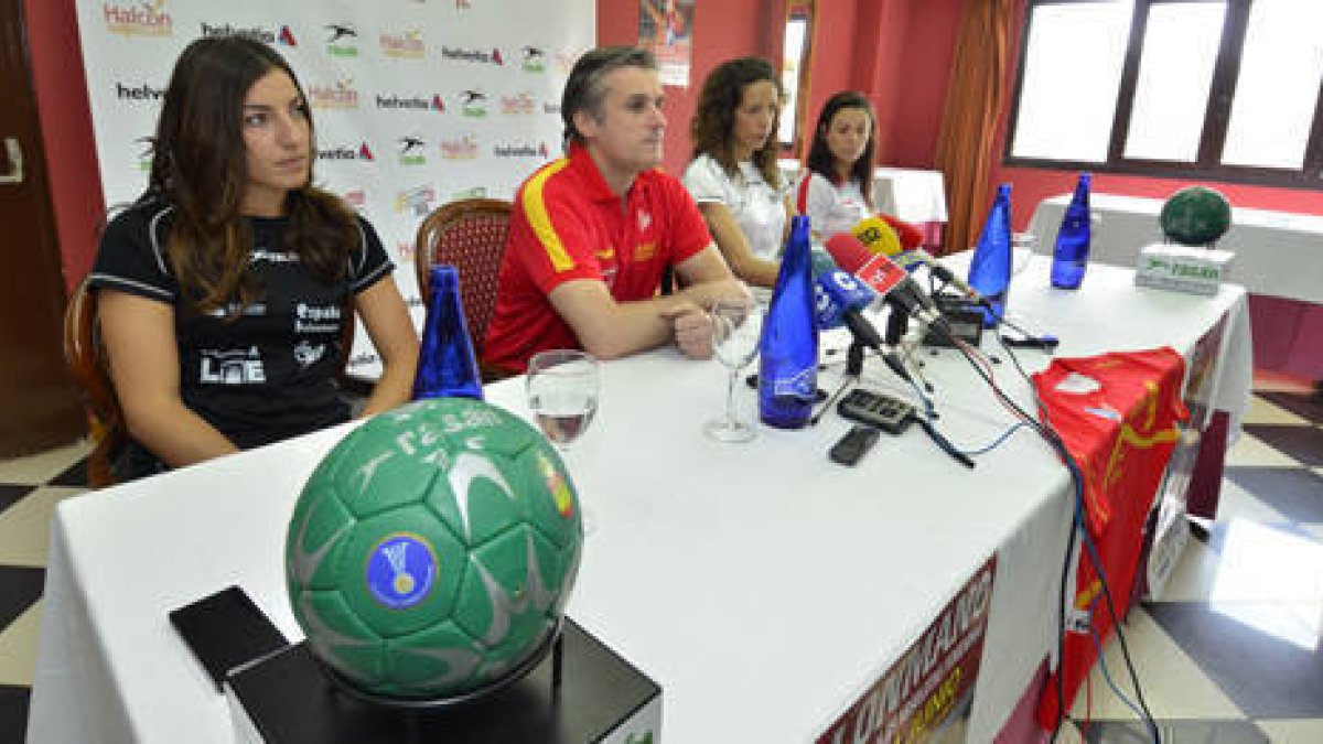 Eli Pinedo, Jorge Dueñas, Begoña Fernández y Macarena Aguilar en la rueda de prensa previa al encuentro de hoy. / ÁLVARO MARTÍNEZ-