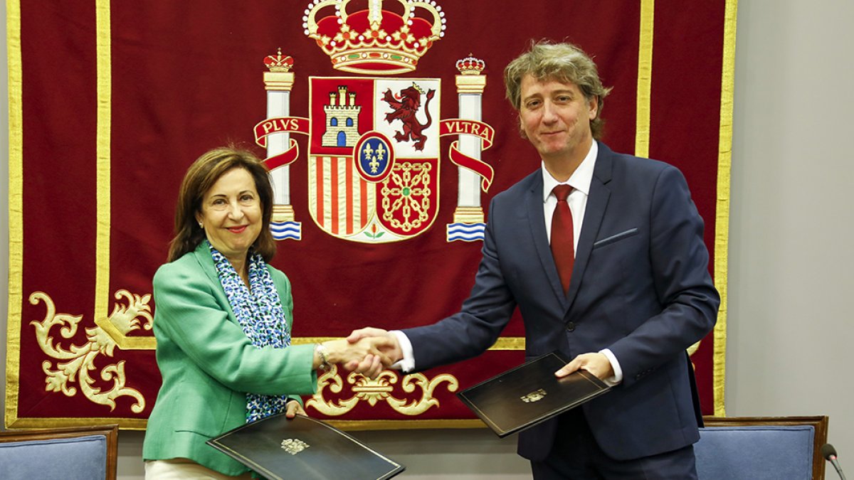 La ministra de Defensa, Margarita Robles, y el alcalde, Carlos Martínez, en la firma de la declaración de intenciones. HDS
