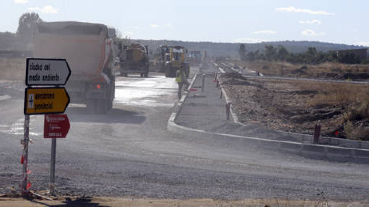 Camino de accesos al aeródromo con los camiones trabajando en la urbanización de la CMA. / VALENTÍN GUISANDE-