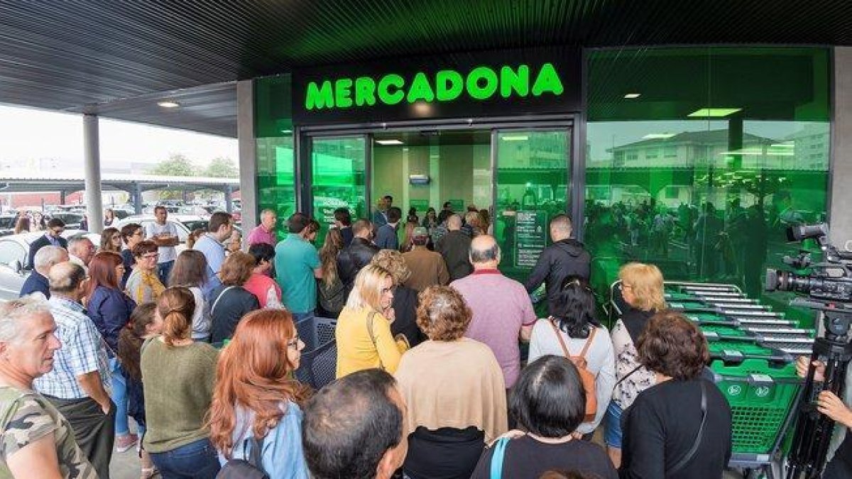 Entrada del primer supermercado de Mercadona en Portugal, en Vila Nova de Gaia, en la region de Oporto, a principios de julio.-EFE