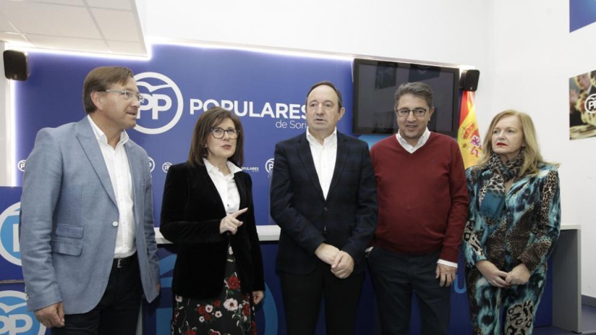 El vicepresidente del Senado, Pedro Sanz (en el centro), junto a la presidenta del PP, María del Mar Angulo y otros cargos populares.-Luis Ángel Tejedor