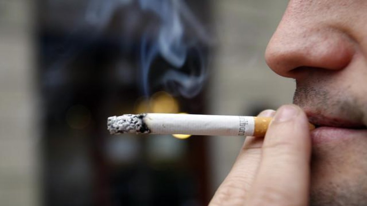 Un hombre fumando.-RICARD CUGAT
