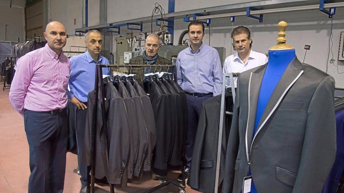 Jorge Ruiz, José Antonio Brunet, Ángel Ruiz, Alberto Martínez y José Antonio Aparicio, socios fundadores de Trajes Antonaga.-E. M.
