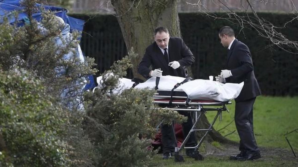La policía trabaja en el lugar donde un hombre se quemó a lo bonzo frente al palacio de Kensington.-REUTERS / NEIL HALL