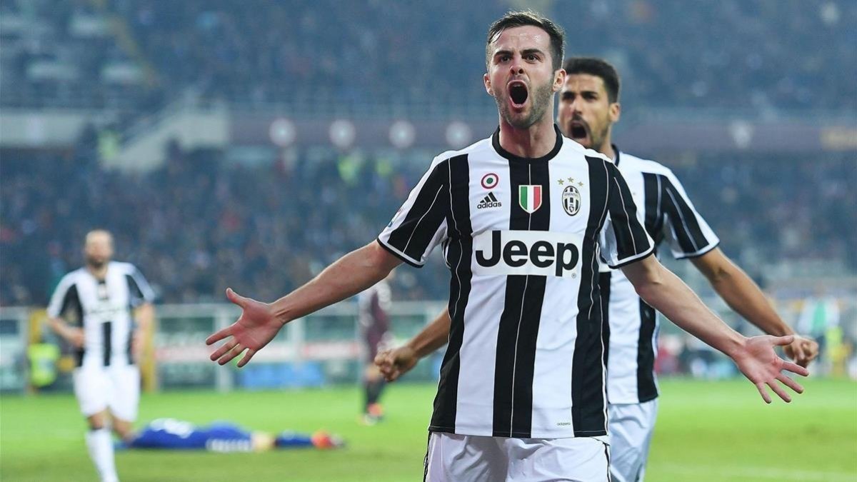 Pjanic, durante un partido con la Juventus.-ALESSANDRO DI MARCO