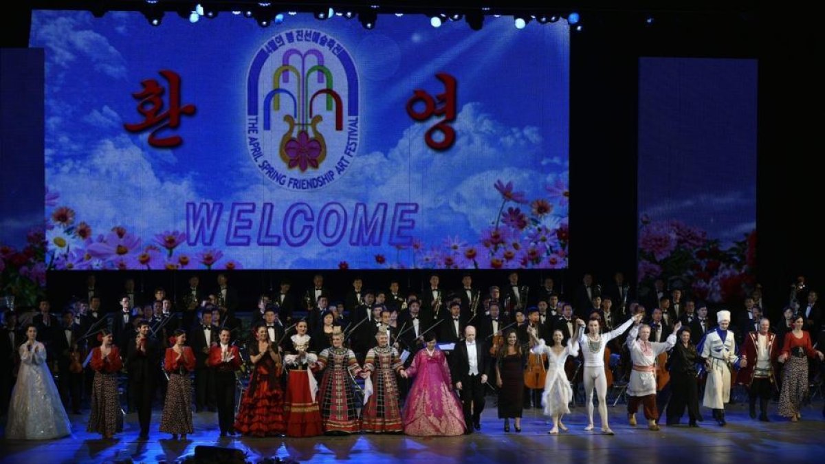 El grupo español, Noches de España, con el resto de delegaciones tras su actuación en un teatro de Pyongyang.-FRANCK ROBICHON / EFE