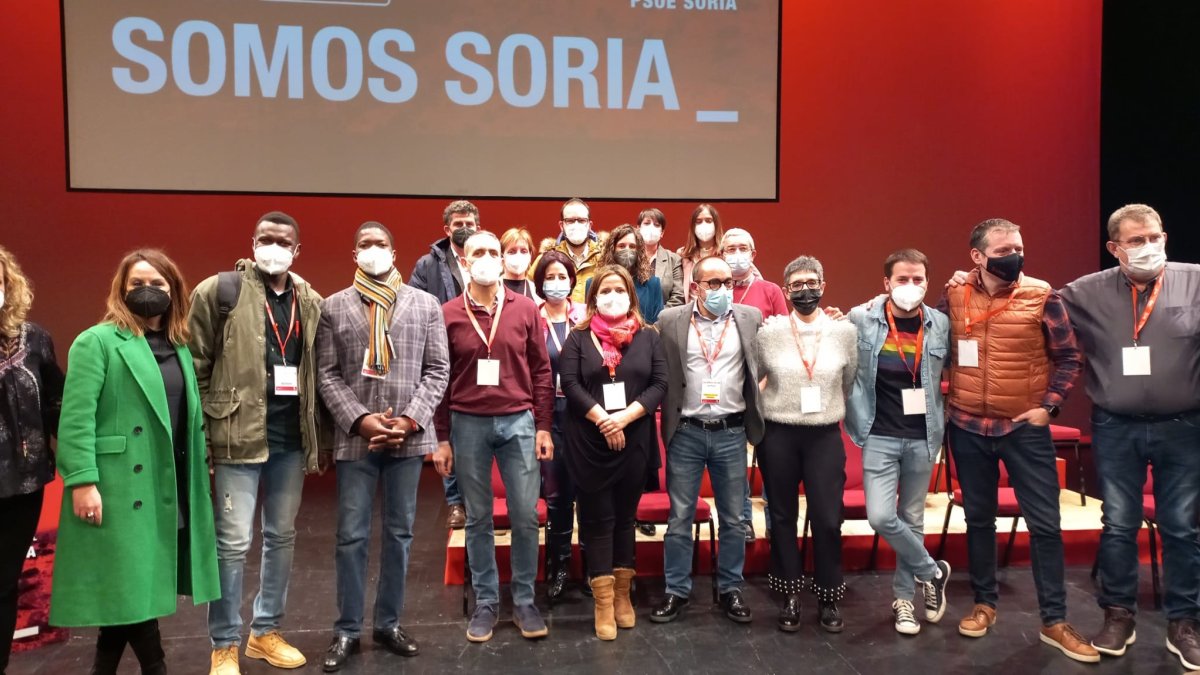 Luis Rey, quinto por la derecha, junto a otros miembros de la familia socialista en la clausura.-HDS