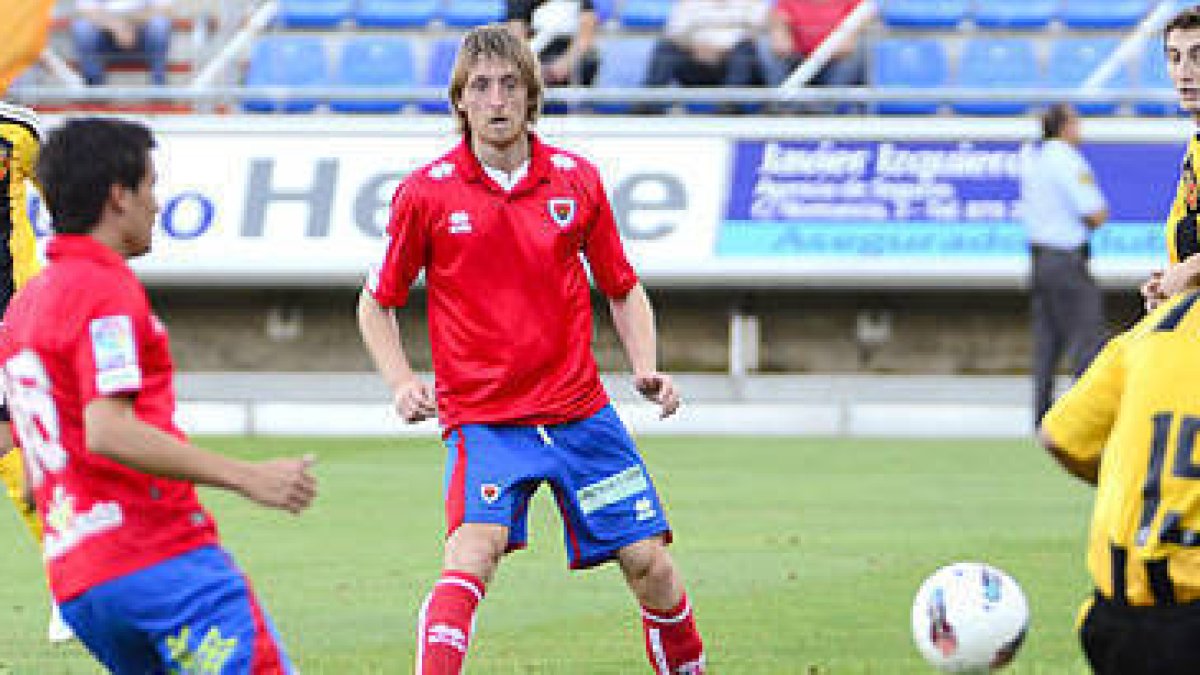Gorka Larrea podría ser uno de los titulares rojillos mañana ante el Alcoyano. / ÁLVARO MARTÍNEZ-