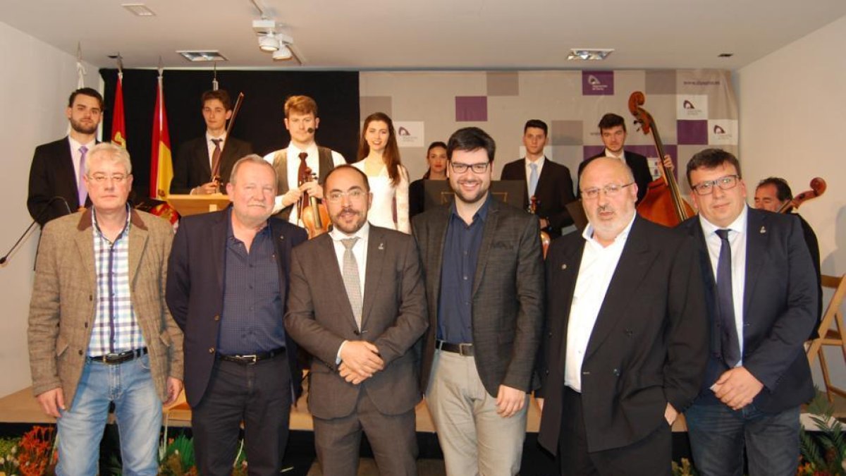 Los premiados con los responsables de la Diputación y del Ayuntamiento de Garray en la entrega de ayer-Diputación