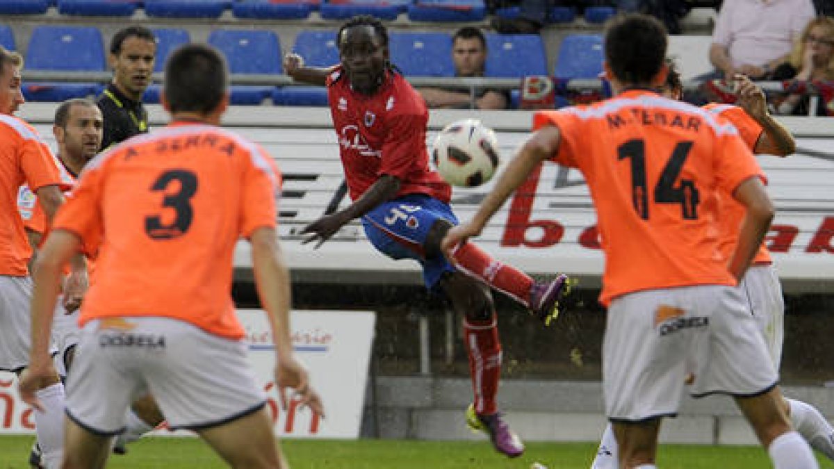 El Numancia se despidió de la afición goleando al Girona. / ÚRSULA SIERRA-