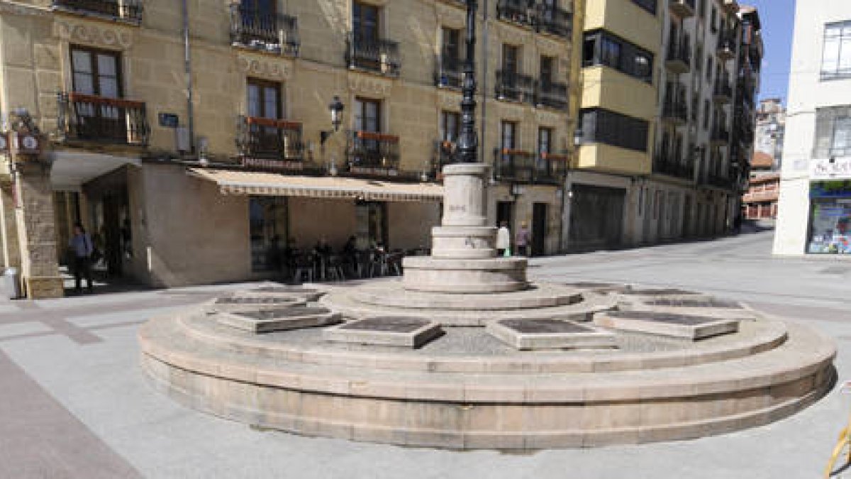 La plaza de los Doce Linajes cuyo monumento será sustituido por un reloj de agua. / V.G.-