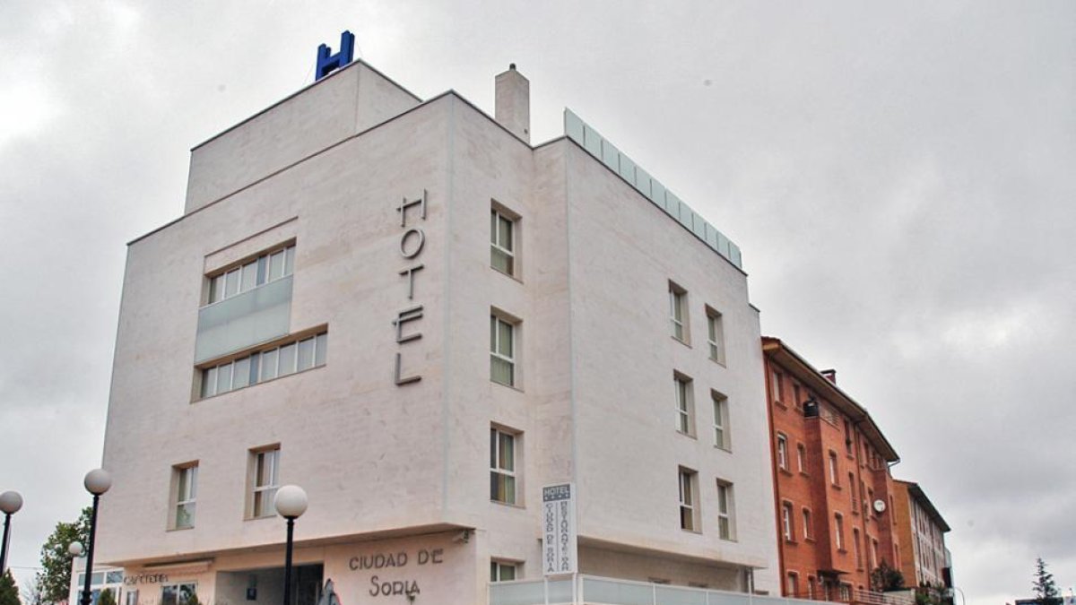 Imagen del exterior del hotel Ciudad de Soria.-LUIS ÁNGEL TEJEDOR