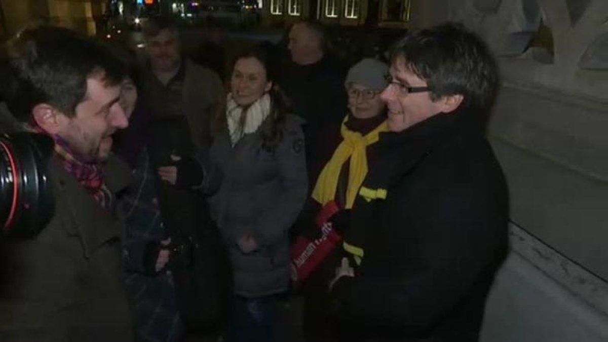 Carles Puigdemont reaparece en público y lo hace junto a Toní Comín, el mismo al que confesaba mediante mensajes de móvil que había sido sacrificado por los suyos.-ATLAS