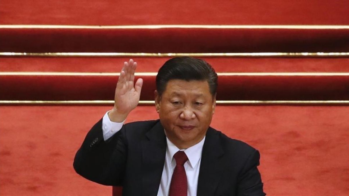El presidente Xi alza el brazo en una votación en el congreso del Partido Comunista de China.-ANDY WONG / AP