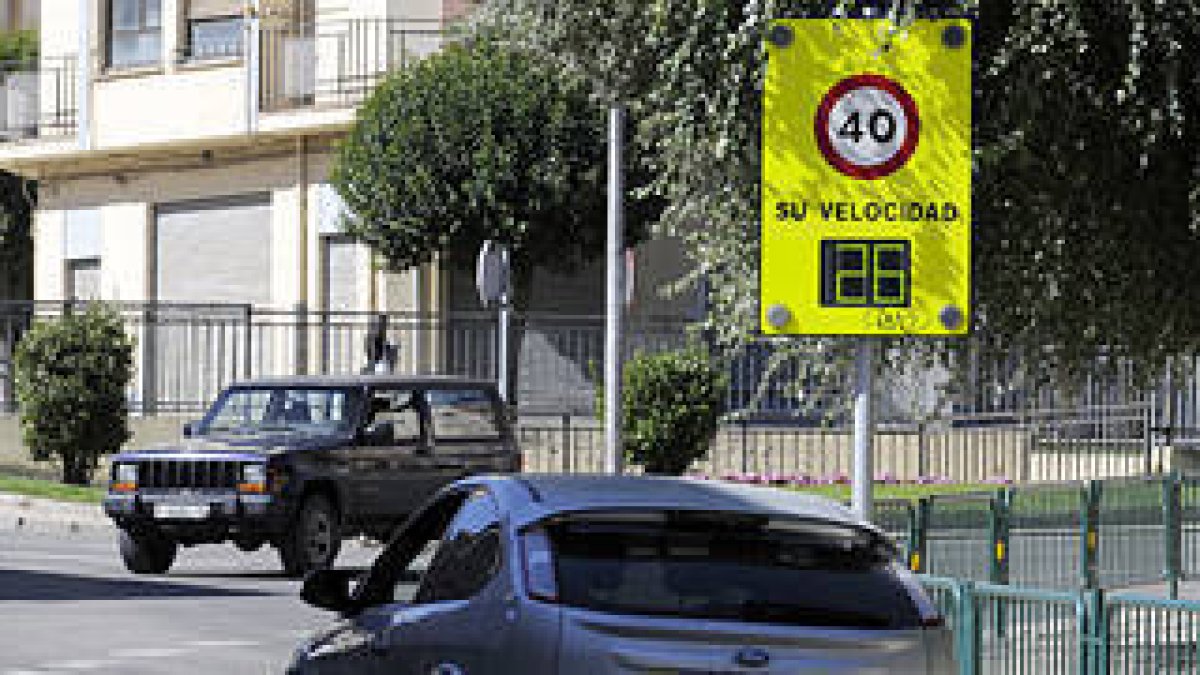 Semáforo de control de velocidad de Cuesta Dehesa Serena. / VALENTÍN GUISANDE-