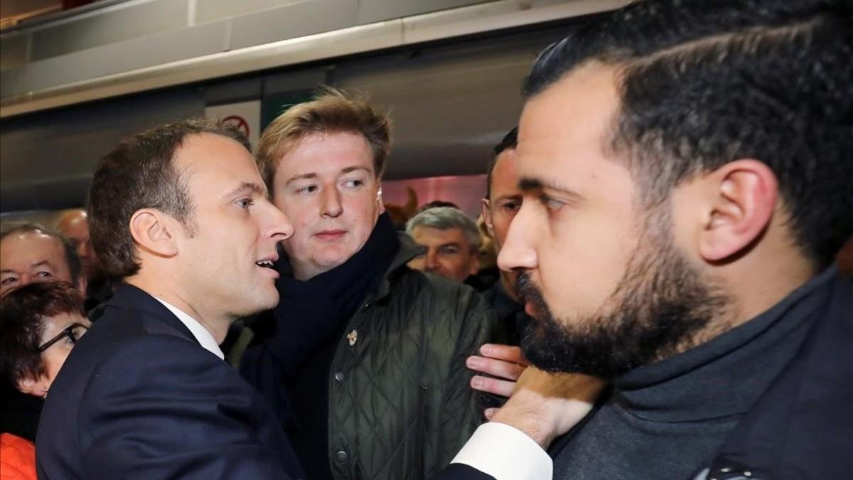 El presidente francés Emmanuel Macron y el ex jefe de la seguridad, Alexandre Benalla en una manifestación el día nacional de Francia.-PHILIPPE WOJAZER (REUTERS)