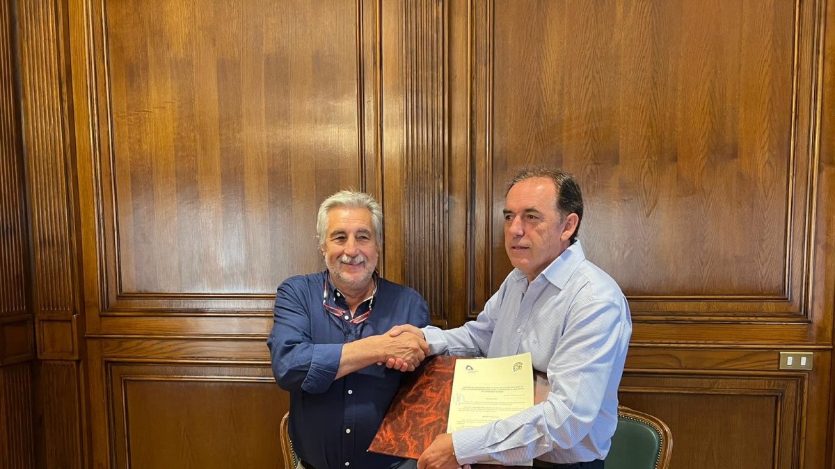 Carlos Heras y Benito Serrano, ayer, en la Diputación Provincial. HDS