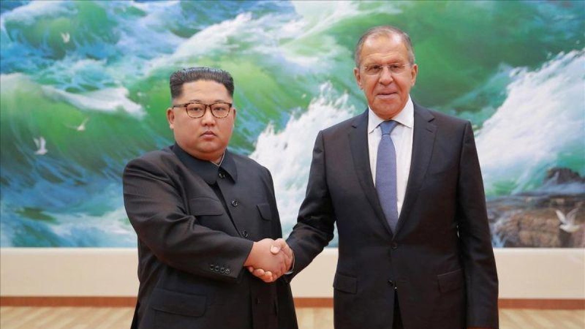 Kim Jong-un y Sergei Lavrov, la semana pasada en Pionyang.-KCNA