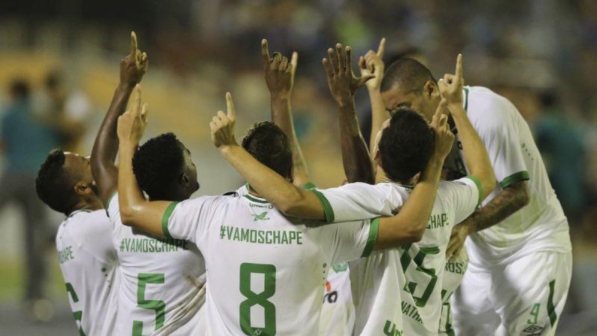 Los jugadores del Chapecoense dedican el primer gol en la Copa Libertadores a los compañeros fallecidos.-FERNANDO LLANO / AP