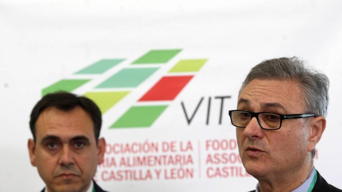 El presidente de Vitartis, Félix Moracho (D), y el vicepresidente, Santiago Miguel (I), presiden la Asamblea de Vitartis-Ical