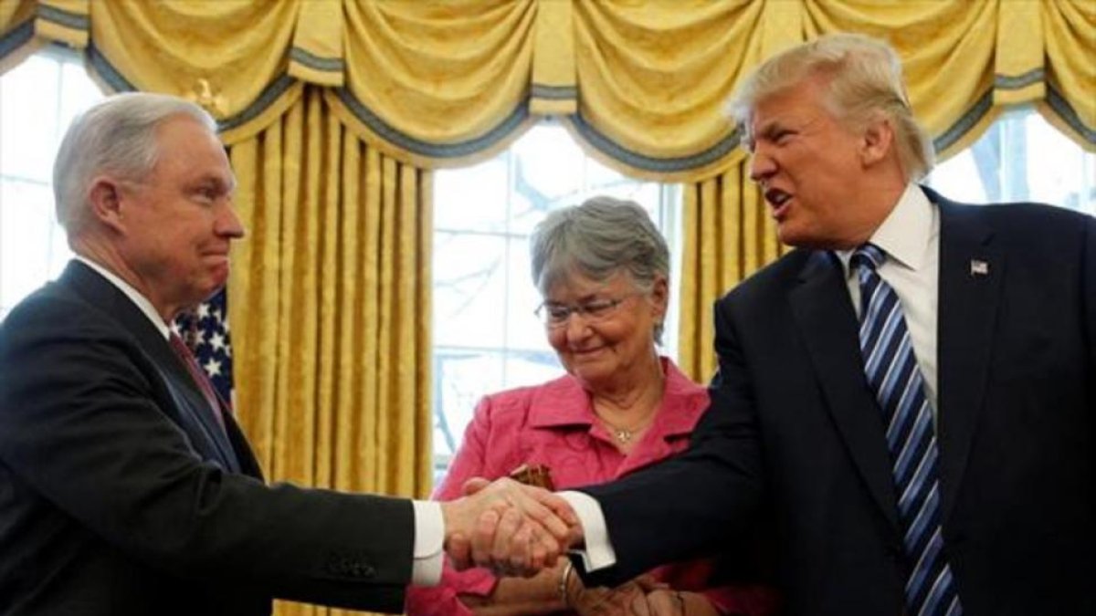 Trump saluda a Sessions en la Casa Blanca, el pasado mes de febrero.-REUTERS / KEVIN LAMARQUE
