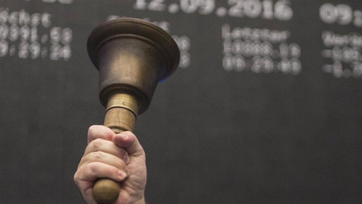 La campana que utiliza la Bolsa de Fráncfort con motivo de las salida de nuevos valores al mercado.-