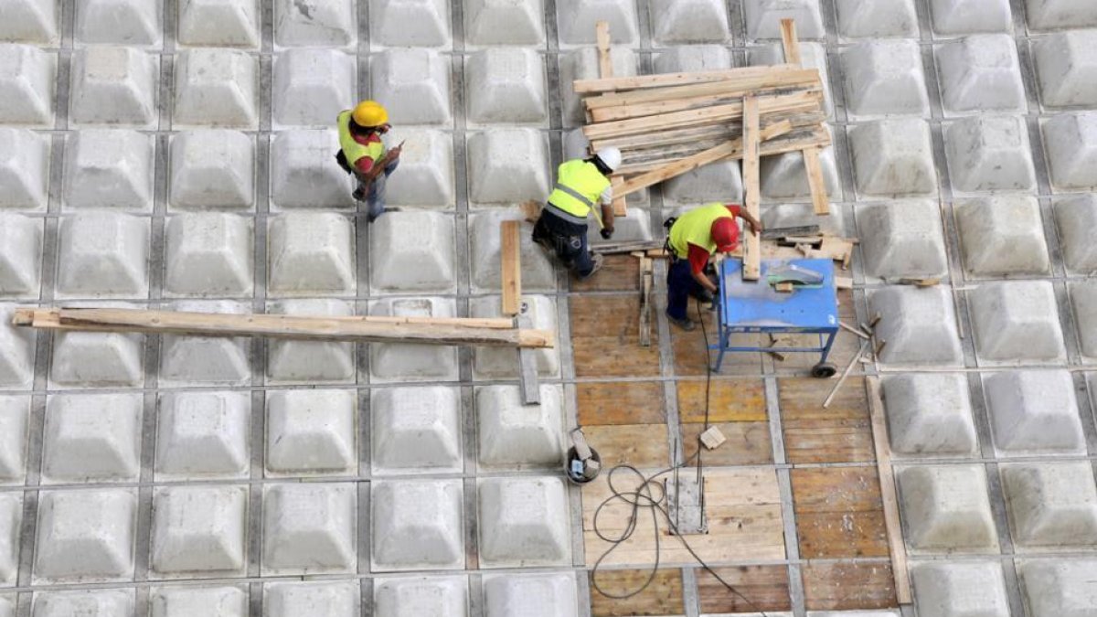 Trabajadores en una imagen de archivo. HDS