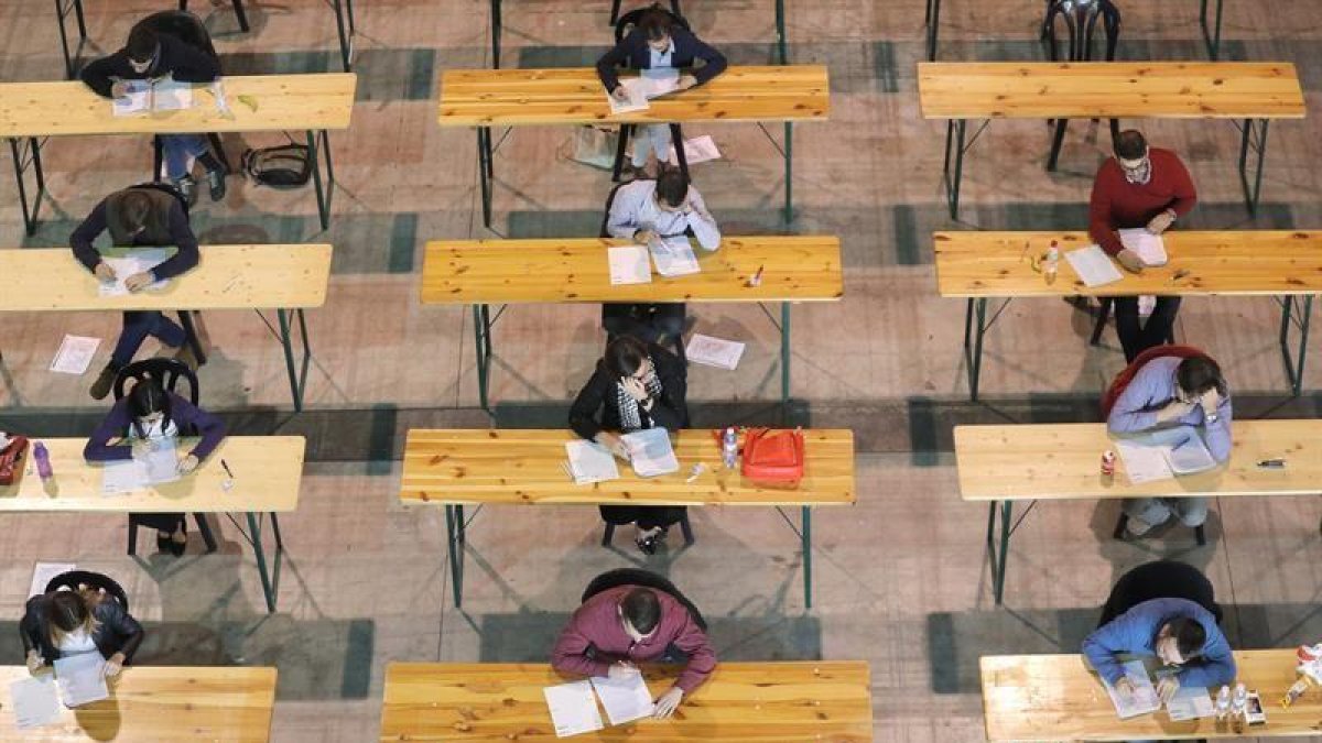 Opositores durante examen de oferta pública de empleo.-EFE