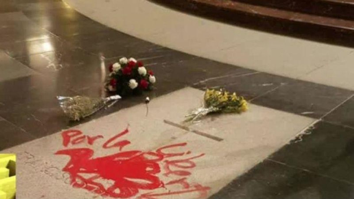 Así ha quedado la lápida de Francisco Franco.-LA SEXTA