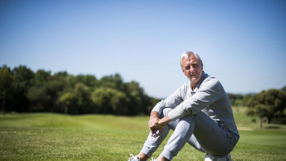 Johan Cruyff, en el campo de golf de El Muntanyà, el pasado mes de mayo.-JORDI COTRINA