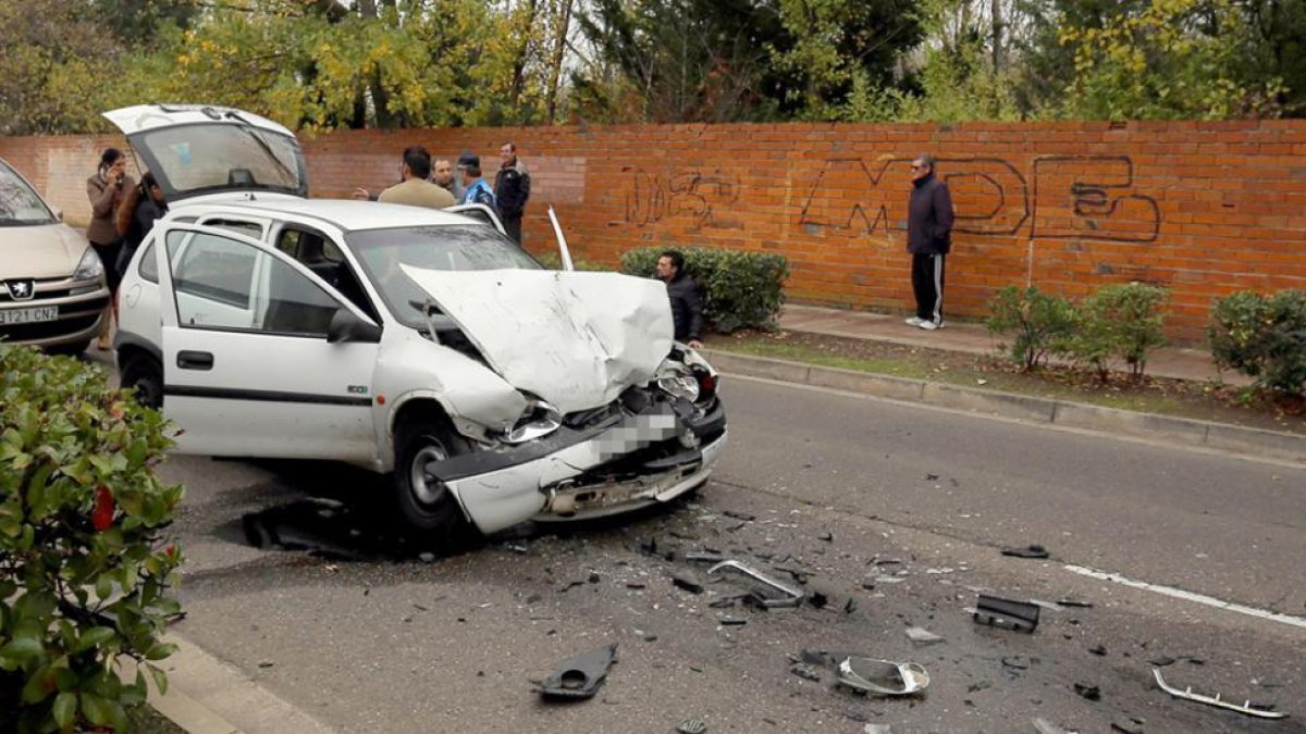 Vehículo sensiblemente dañado en una colisión.-ICAL