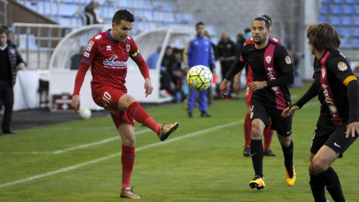 Julio Álvarez golpea un balón durante el partido ante el Almería.-DIEGO MAYOR