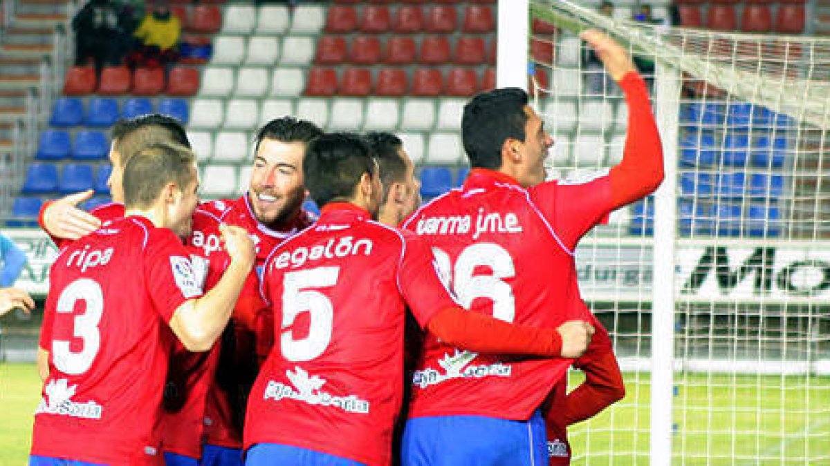 Los jugadores del Numancia celebran el gol anotado por Julio Álvarez. / Diego Mayor-