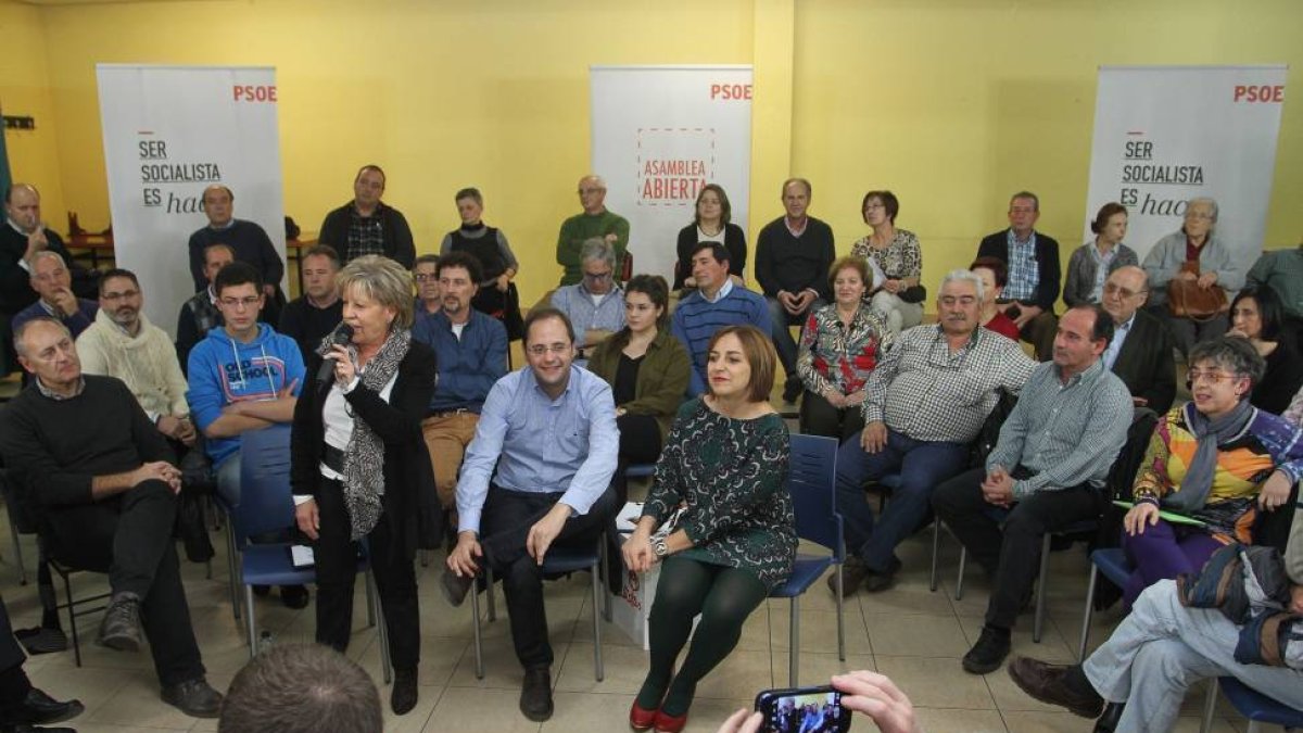 El secretario de Organización del PSOE, César Luena(C), participa en una Asamblea Abierta junto a la secretaria provincial y candidata a la Alcaldía de Palencia, Miriam Andrés(D) y Begoña Nuñez(I) al comienzo de la Asamblea-Ical