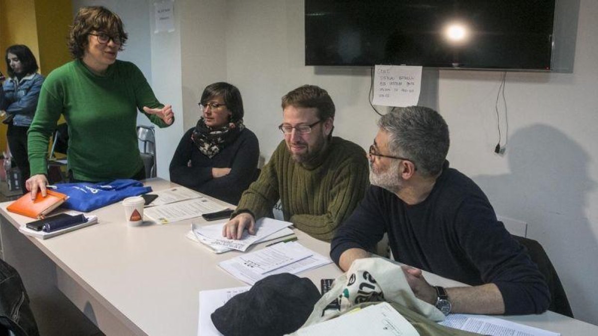 Eulàlia Reguant, Mireia Boya, Vidal Aragonés y Carles Riera, en el consell polític de la CUP.-JOAN PUIG