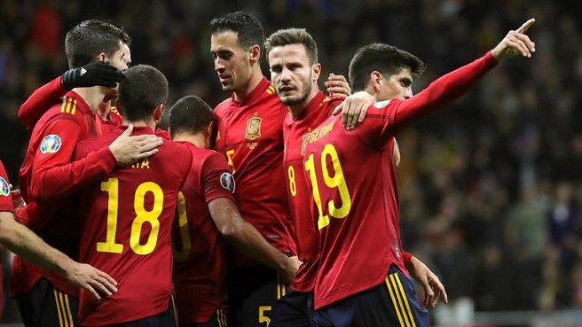 Los jugadores de España felicitan a Gerard Moreno, autor del tercer gol a Rumanía.-efe / / JUANJO MARTÍN