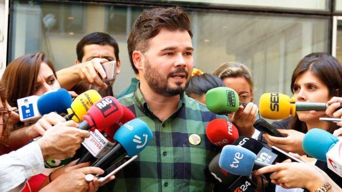 ERC mantiene la incógnita sobre el sentido del voto en la investidura. En la imagen, Gabriel Rufián.-GERARD ARTIGAS