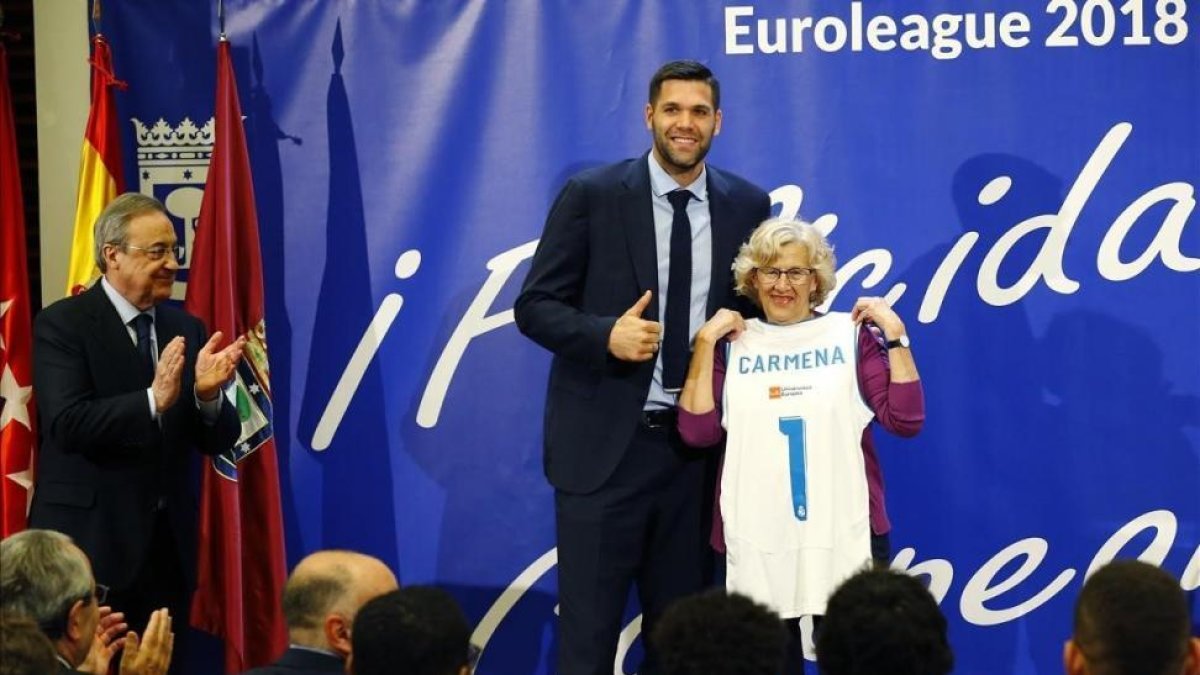 Manuel Carmena junto a Felipe Reyes-J P GANDUL / EFE