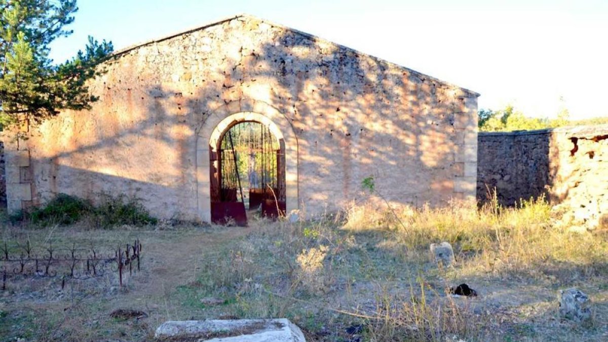 Puerta de acceso al cementerio de La Muedra.-L.A.T.