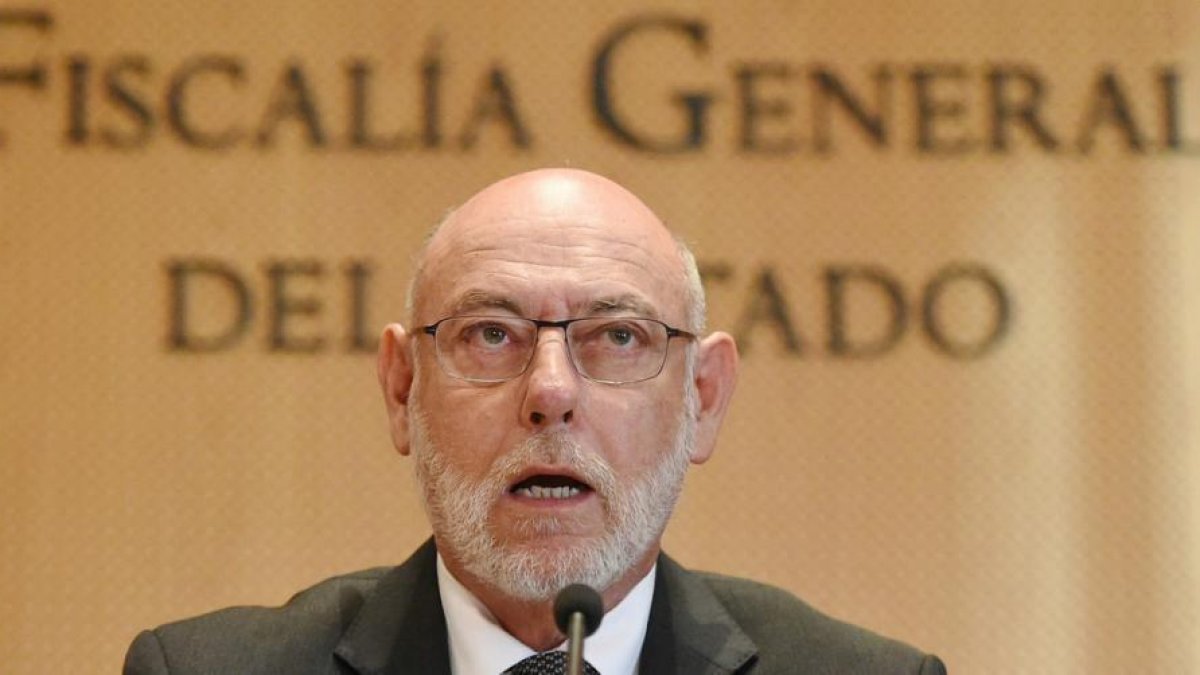 El fiscal general del Estado, José Manuel Maza,durante su comparecencia en la sede de la Fiscalía ante los periodistas.-EFE