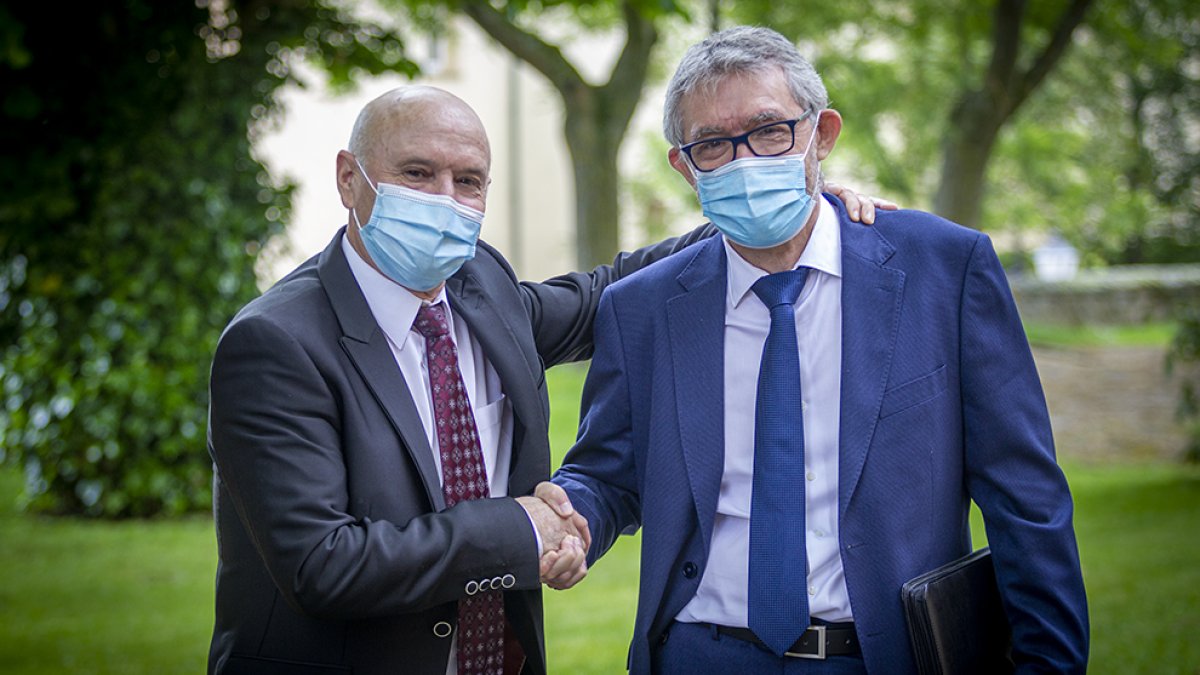 Andres García y Pascual Lopez tras la asamblea de Copiso - MARIO TEJEDOR