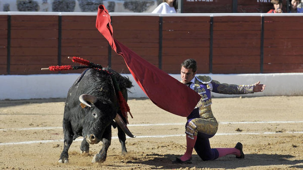 El Fandi, durante la corrida de toros de ayer. JAVIER NICOLÁS-