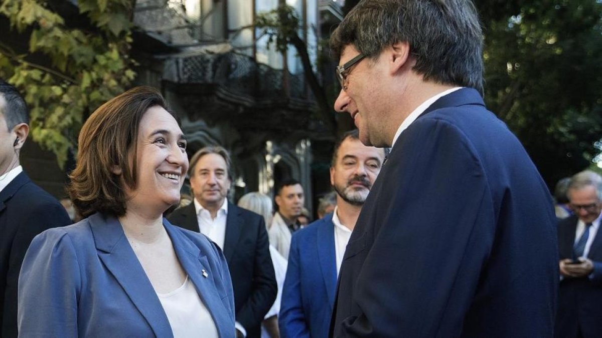 Ada Colau y Carles Puigdemont conversan tras las ofrendas florales de la pasada Diada.-MARTA PÉREZ/EFE